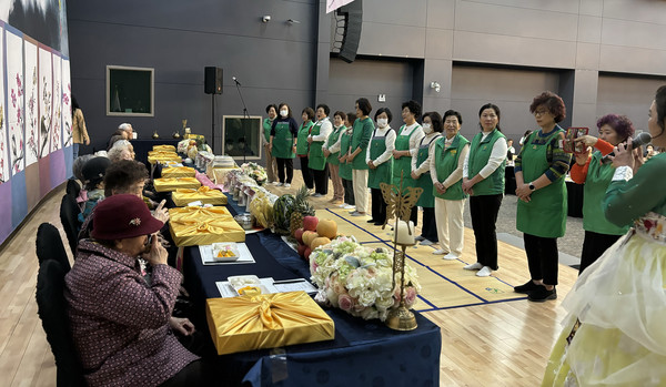 장수어르신께 헌주하는 부녀회원들. 