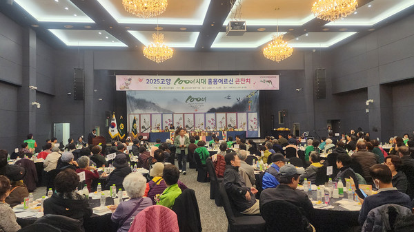 홀몸어르신 큰잔치가 한창 진행되고 있다. 어르신들은 어깨를 들썩이고, 박수를 치며 잔치를 즐겼다.