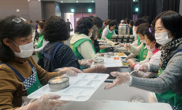 음식을 준비하며 분주하게 움직이는 고양시새마을부녀회원들.