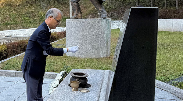 박용주 제33대 경기북부보훈지청장이 취임날 의정부시 현충탑을 참배했다.