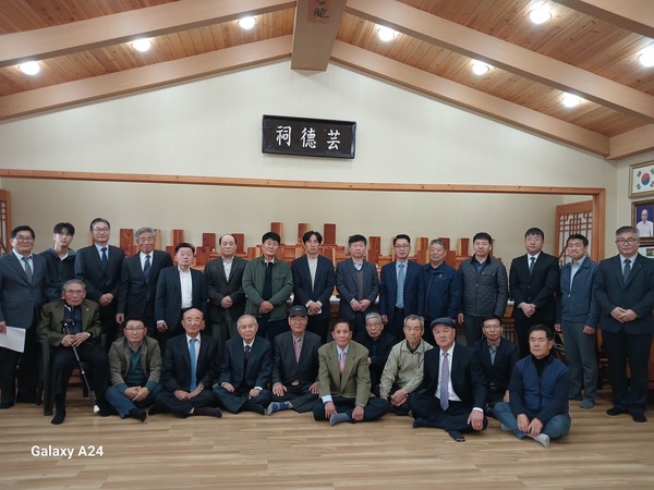 시향제 후 참석자들이 기념사진을 남겼다.