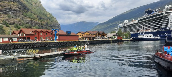 노르웨이 송네피오르 인근 플롬(Flåm)마을 풍경, 작은 마을 인근 피오르드변에 크루즈선이 정박돼있다. [이철규 북유럽특파원]