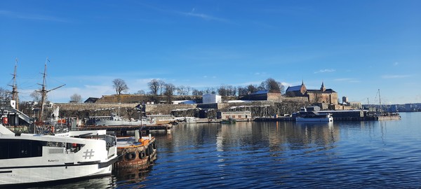 오슬로 피오르드 풍경. 멀리 우측에 겨울왕국의 배경이 된 아케르후스(Akershus) 성과 요새가 보인다. [이철규 북유럽특파원]