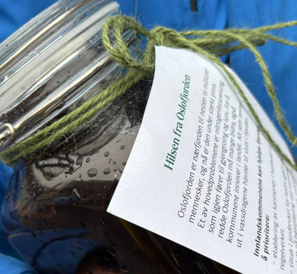 노르웨이 자연보호협회의 캠페인 내용 - 오염된 피오르드 물을 들고 인근 내륙 자자체를 방문 홍보하고있다. NRK 보도자료 캡처 [이철규 북유럽특파원]