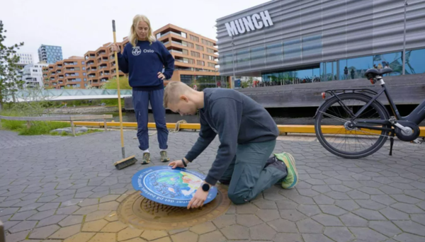 뭉크박물관 앞에서 피오르드 환경 캠페인인 맨홀뚜껑 위에 학생들이 그린 환경보호 캠페인 마크를 제작해 붙이는 작업을 하고있다. [이철규 북유럽특파원]
