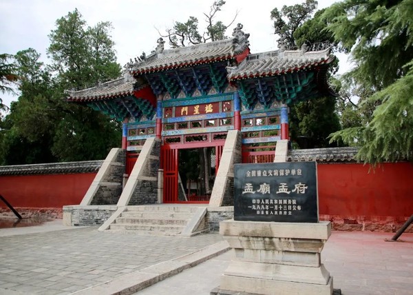맹자를 모신 사당으로 산둥성 쩌우청시에 소재한 맹묘맹부. 