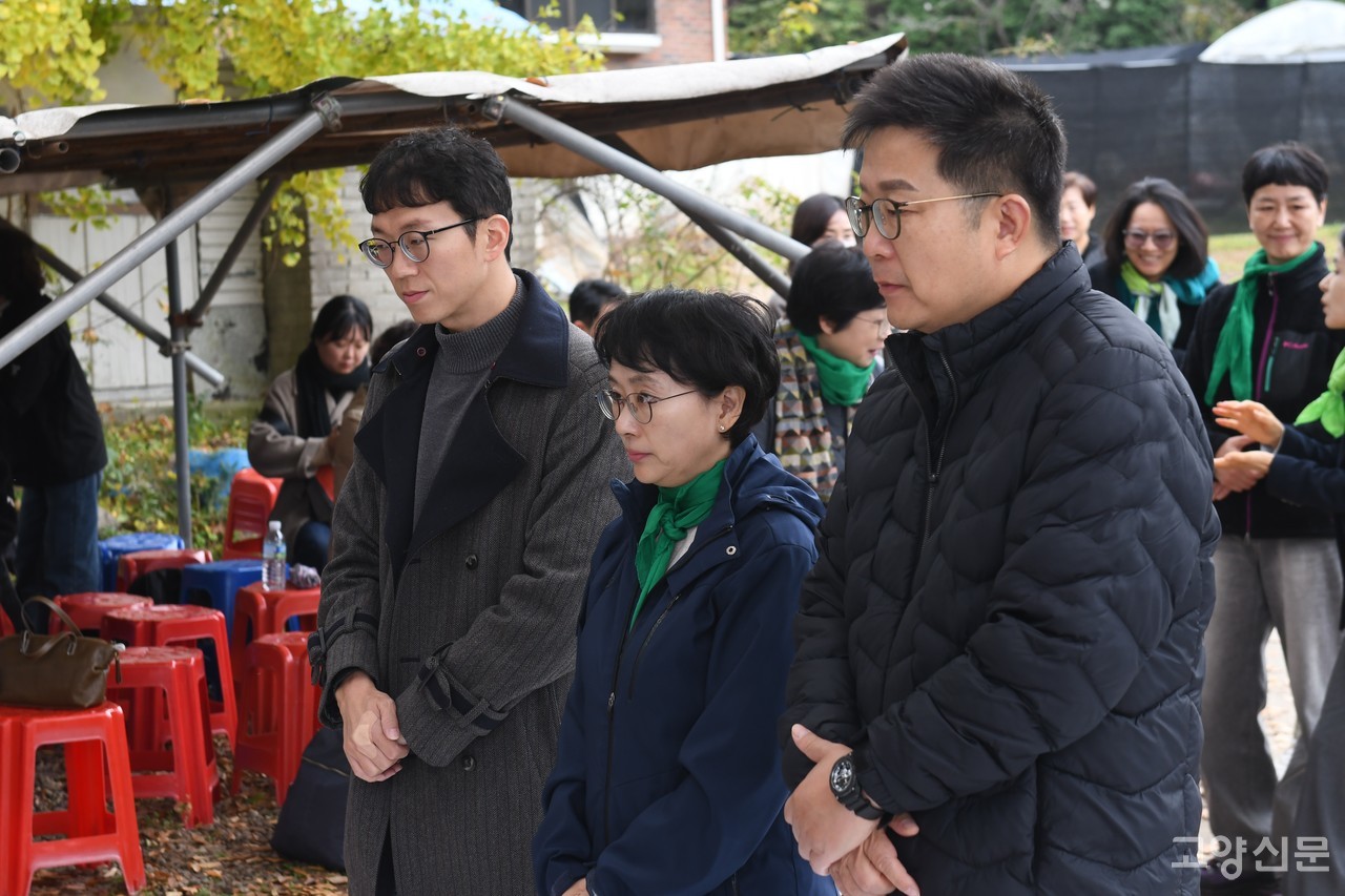 고천제 행사에서 절을 올리는 권용재 시의원, 김해련 시의원, 이성한 이기헌 국회의원실 지역보좌관. (왼쪽부터)