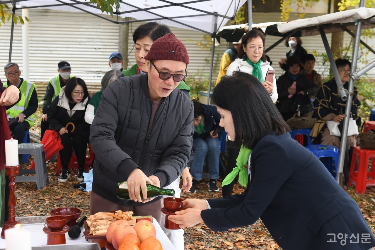 고천제에 올릴 술을 받고 있는 이영아 전 고양신문 대표