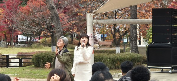 가수 하비는 이날 '오르막길', '사랑의 불면증' 등을 열창하며 주민들의 뜨거운 호응을 얻었다. [사진 제공= 지추모]