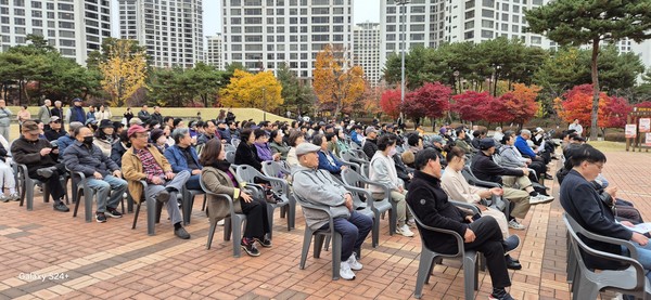 이날 행사에는 준비된 300여 개의 좌석이 가득 차 많은 주민들이 서서 관람하는 등 성황을 이뤘다. [사진 제공= 지추모]