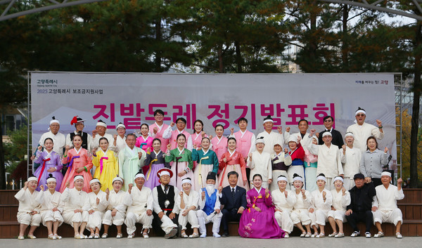 성석농악진밭두레패와 출연자들이 공연이 끝나고 함께 자리했다. 