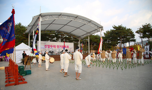 진밭두레 정기발표회가 펼쳐지고 있다.