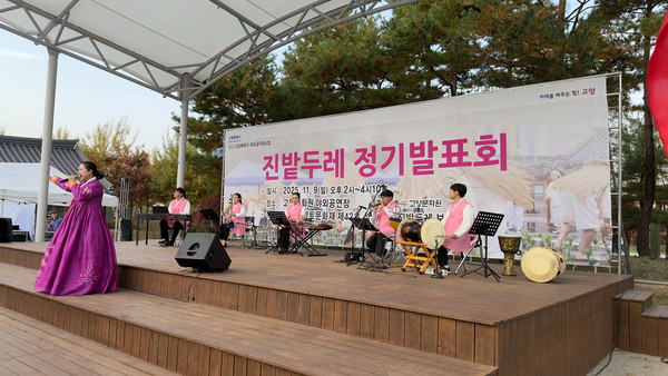 황미선 병창과 우리가락예술단이 진밭두레 정기공연에서 멋진 우리의 소리를 관객들에게 선사했다.