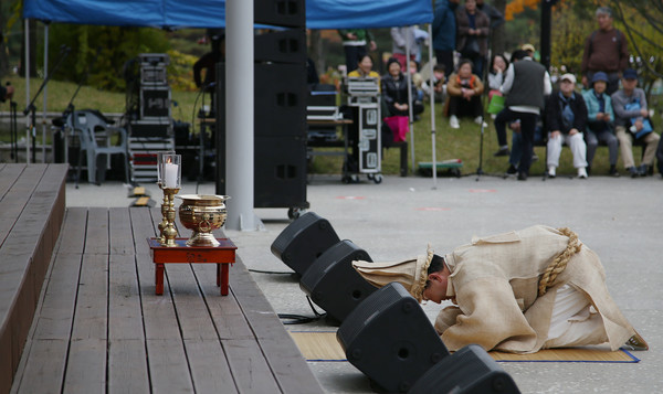 정기공연에서 한 출연자가 공연을 하고 있다.