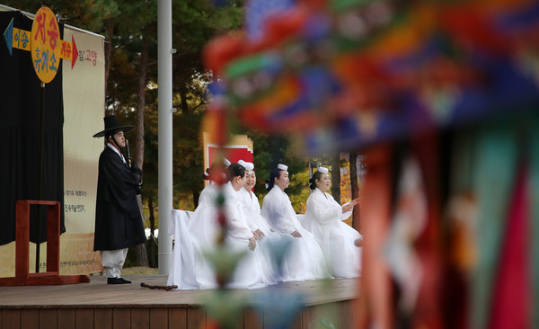 저승사자가 뒤에 서있다. 주최 측은 새로운 이야기로 상여소리를 재구성해 관객들과 공연으로 소통했다.