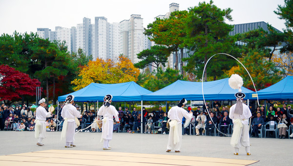 정기공연을 함께 즐기는 관객과 공연자들.
