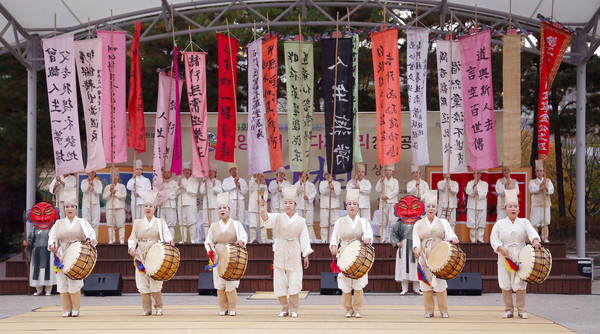 압도적인 스케일은 지역 전통상례문화를 넘어 현대문화로의 고리를 이어갔다.