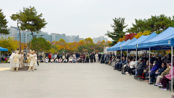 많은 관객이 고양문화원 야외공연장을 가득 메웠다. 