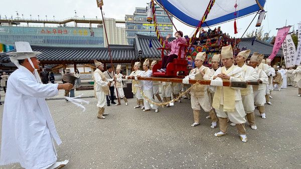   최장규 고양상여·회다지소리 예능보유자(왼쪽 흰옷)의 진두지휘로 상여가 움직이고 있다. 한 시민이 상여 위에 올라 공연을 함께 했다. 