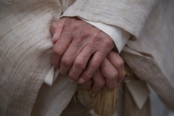 두손 공손히 모은 한 출연자. 두 손에는 효심이 가득했다.