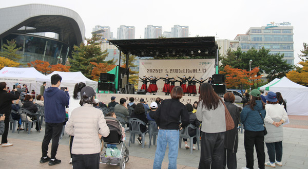 어르신 공연단이 시민들에게 즐거운 무대를 선사하고 있다.