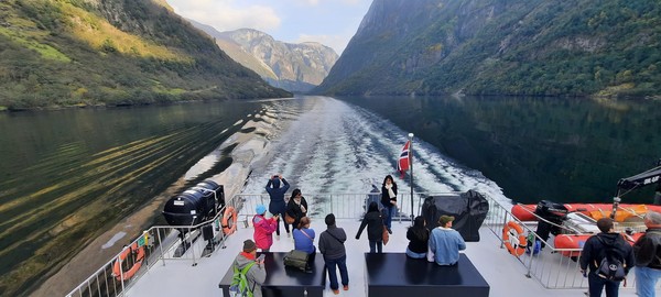 송네피오르드 페리 여행을 떠나는 관광객.  [이철규 북유럽특파원]