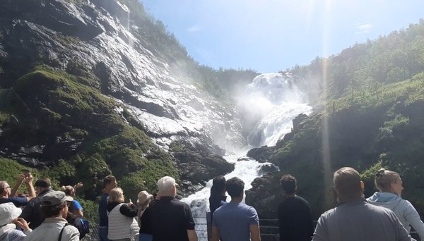플롬산악열차에서 잠시 정차해 바라보는 효스폭포(Kjosfoss).  [이철규 북유럽특파원]