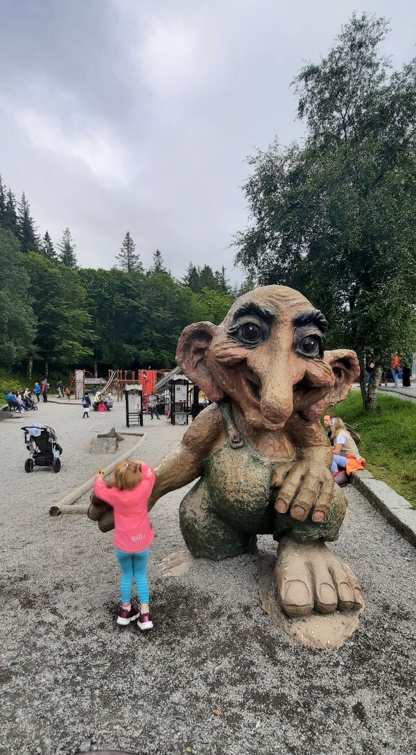 베르겐 프뢰엔산 전망대 트롤공원에 위치한 트롤조각상 손에 아이가 매달리려고 하고있다. [이철규 북유럽특파원]