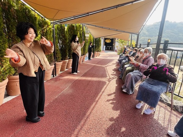 어르신들과 함께 아침운동을 하고 있는 이아소 실버케어요양원 이현진 대표