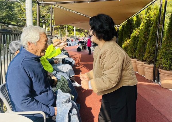 어르신들과 소통하는 이현진 대표