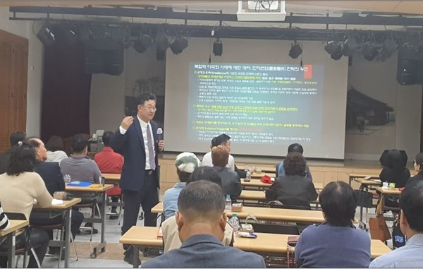 고양문화아카데미 3기 수강생들에게 강의하는 김흥규 아주대 교수. [사진제공= 고양문화원] 