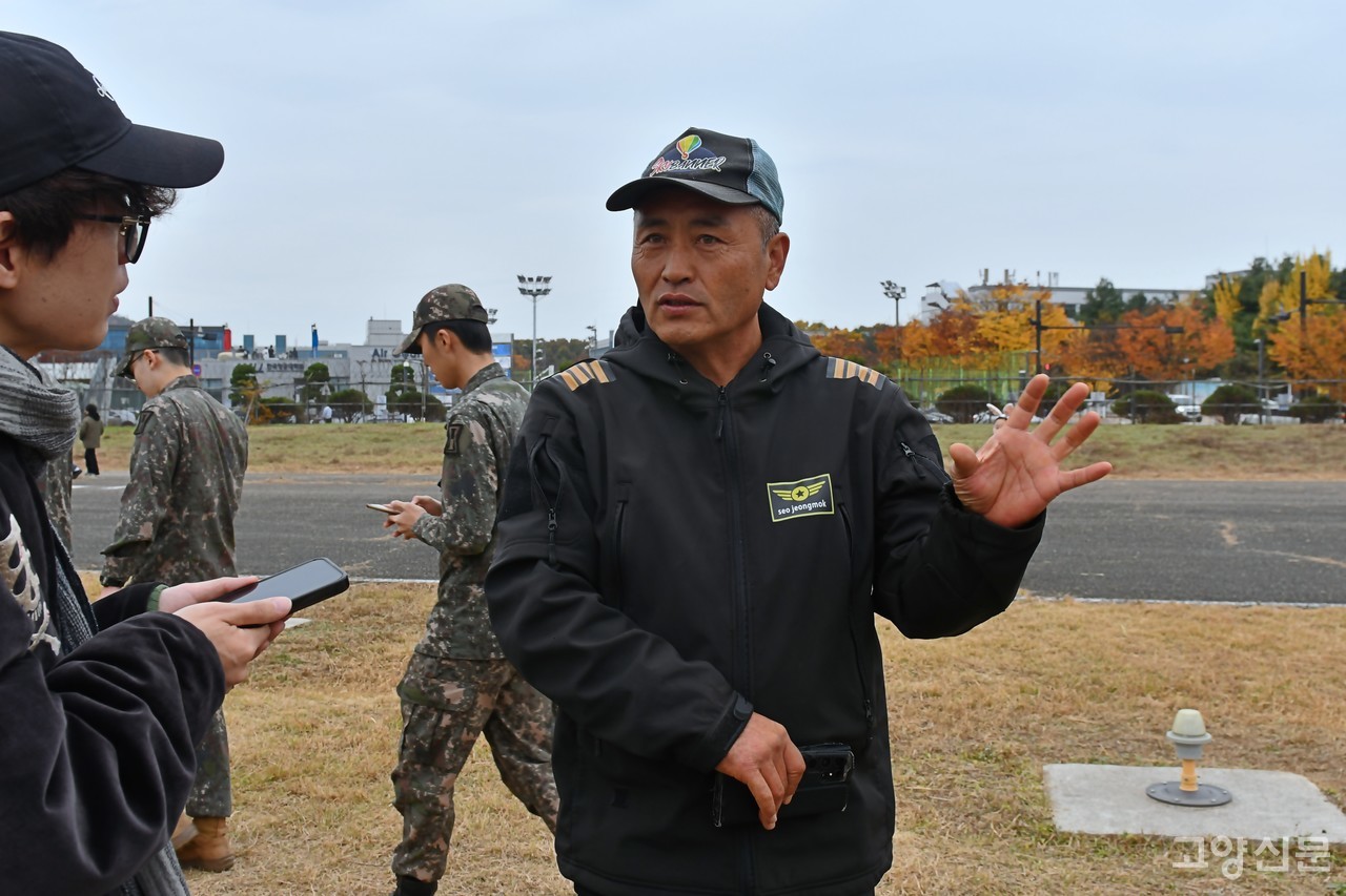 인터뷰를 하고 있는 한국열기구협회 서정목 회장