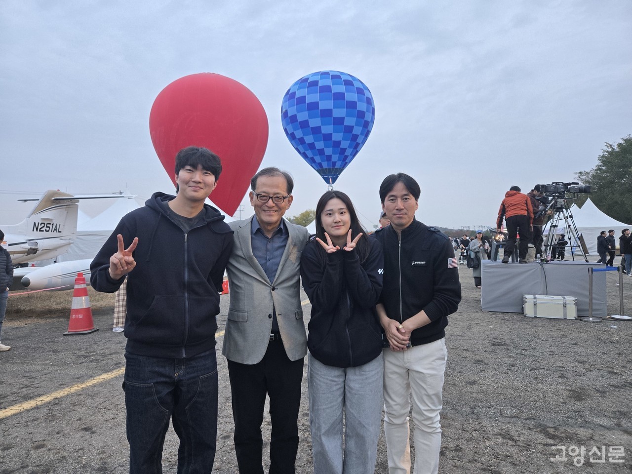 허희영 항공대 총장과 원상필 축제 위원장(항공대 교수), 항공대 학생들이 함께 찍은 단체사진