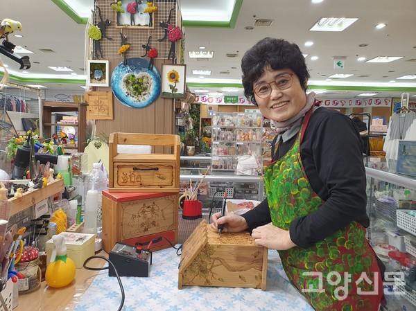 전기인두로 우드버닝 작업을 하는 김순옥 대표작가
