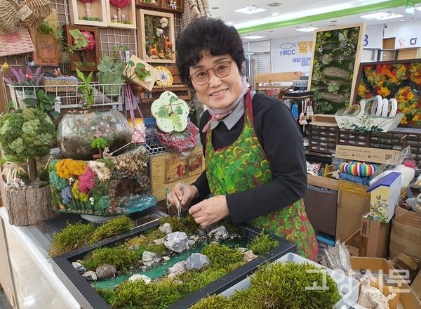 모스테리어 공예는 천연이끼로 작업한다.