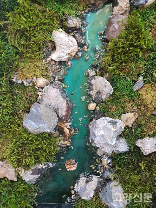 천연이끼와 작은 돌로 계곡을 표현한 모스테리어 공예 작품.
