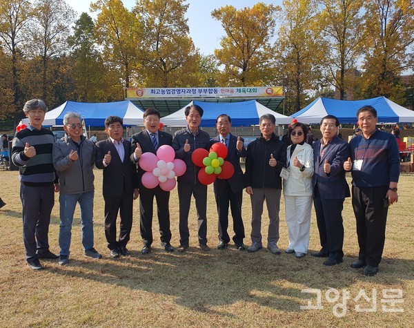 손병환 총장과 내빈들이 기념사진을 찍었다.