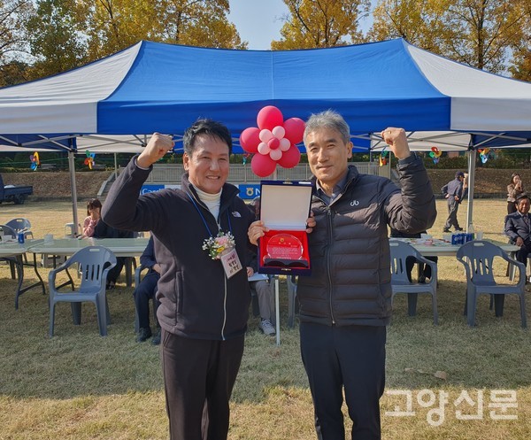 이정일 총동문회장(왼쪽)이 이문무 경기도 농업정책과장에게 감사패를 전달했다.