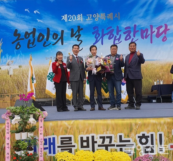 권지선 소장(중앙)에게 고양시 5개 단체에서 감사패를 전달했다.