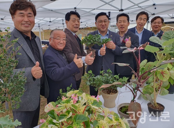유석룡 한국화훼조합장과 관계자들이 전시관에 출품된 식물을 살펴봤다.