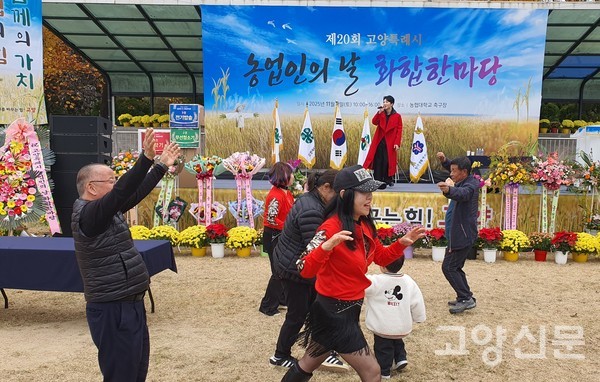 한태현 트로트 가수가 신명나는 공연을 펼쳤다.