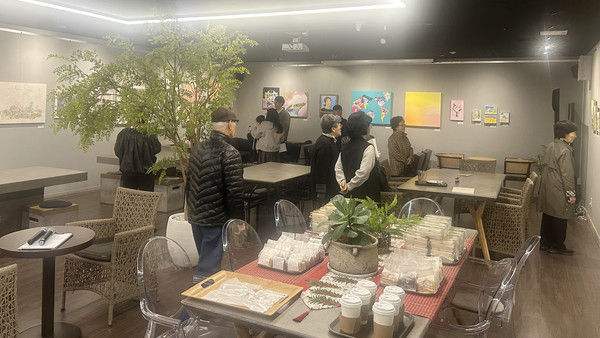 한양문고 주엽점에 전시된 작품을 둘러보는 당.찬.꿈 참여자들.