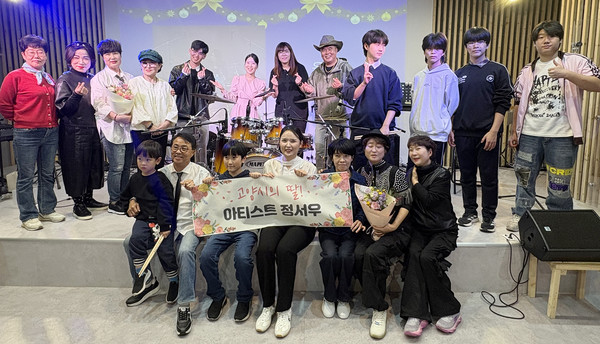 드럼뮤직페스티벌 참여자들이 성공적 무대를 축하하며 파이팅 했다.