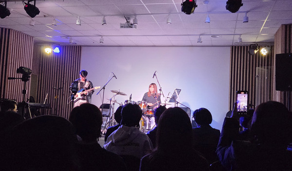 서우 드러머의 축하공연이 열리고 있다.