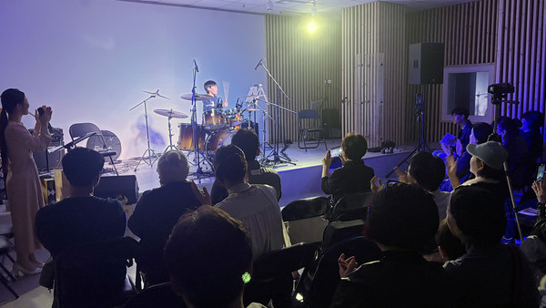 페스티벌을 즐기는 참여자. 큰 박수를 받았다.