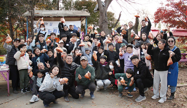 느린이웃 참여자들이 늘푸른주말농장에서 체험을 하며 즐겁게 시간을 보냈다.