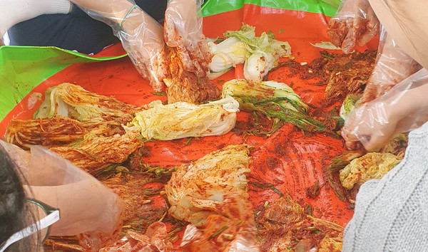 김장담그기도 인기가 많았다. 서로 체험하고 싶어하는 프로그램이었다.