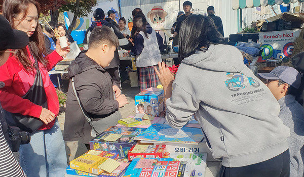 벼룩시장에 참여한 가족들. 신기한 물건과 책, 장난감 등 다양한 물품이 가득했다.