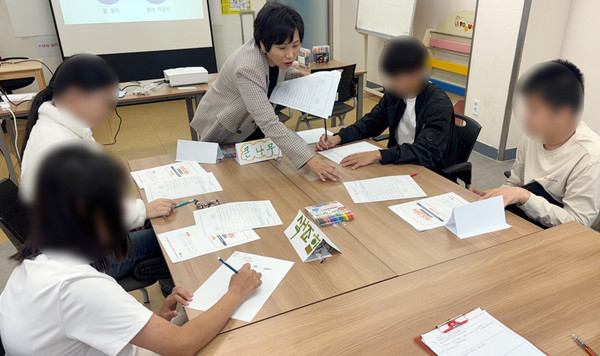 초등 5학년~중학생 집단 진로 탐색 프로그램이 진행되고 있다.