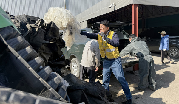 심은보 조합장도 환경정화 활동에 동참해 폐자재를 정리했다.